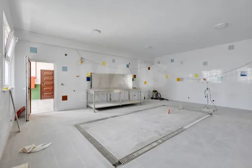 Edifício de 2 pisos em lote de 3750m2 em Peniche