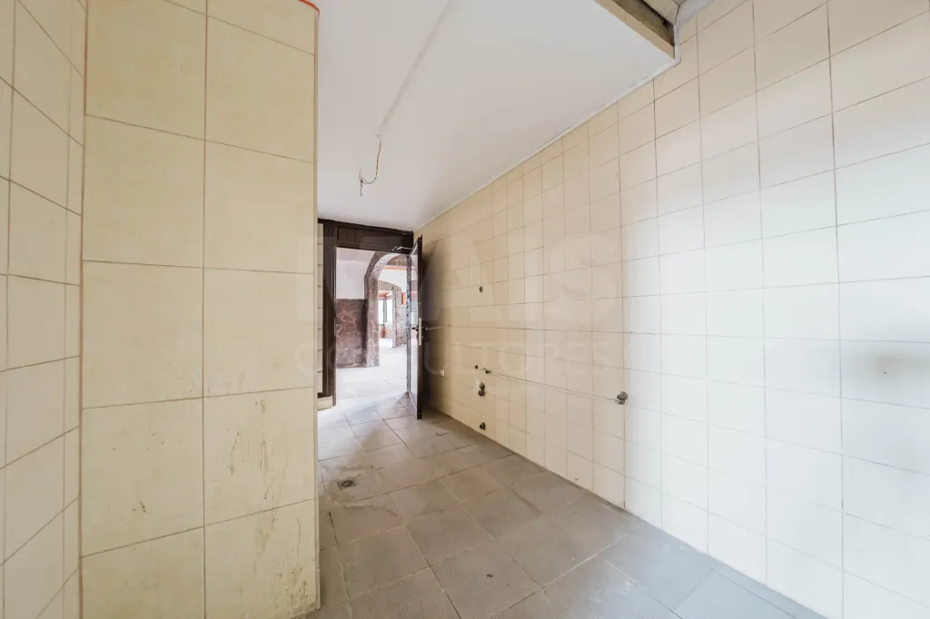 Moradia T3 com comércio e terraço no Coto
