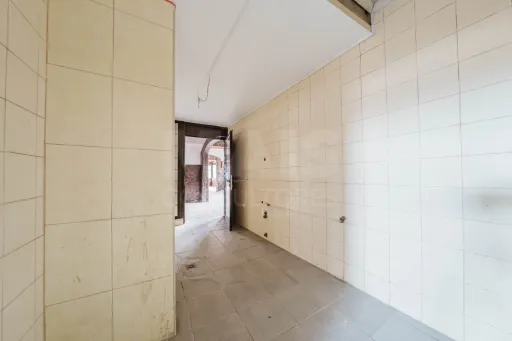 Moradia T3 com comércio e terraço no Coto