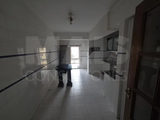 🏠 Strategic 3-Bedroom Apartment in Carregado - Connectivity and Convenience