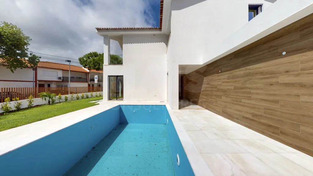 New 4-bedroom house with a pool in Linda a Velha