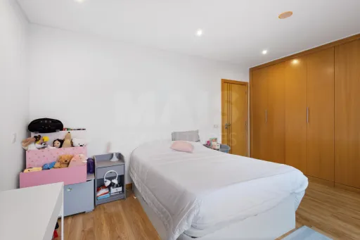 Deslumbrante Moradia T5 com Vista Mar, Piscina Privada e Excelente Exposição Solar