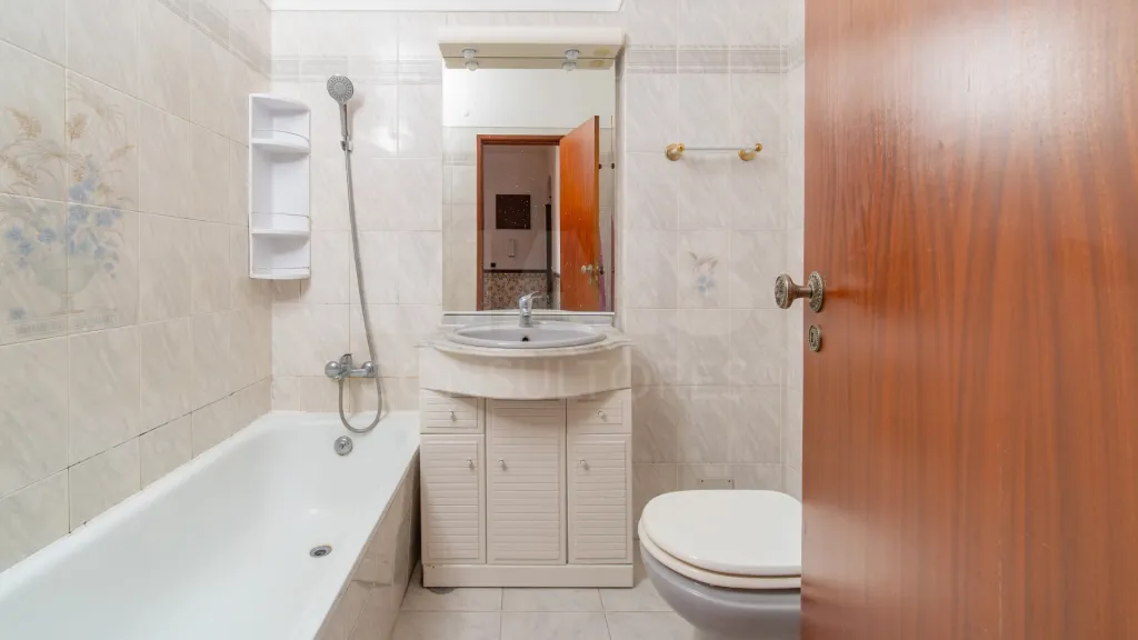 Apartamento T3 com varandas, arrecadação e vista desafogada em Samora Correia