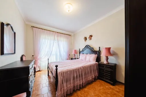 Moradia Isolada com Terreno de 9.840 m² em Barreiras – Cadaval