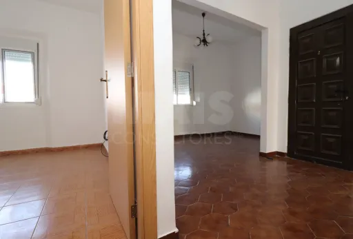 2-Bedroom Ground-Floor Apartment with Patio in Porto Alto