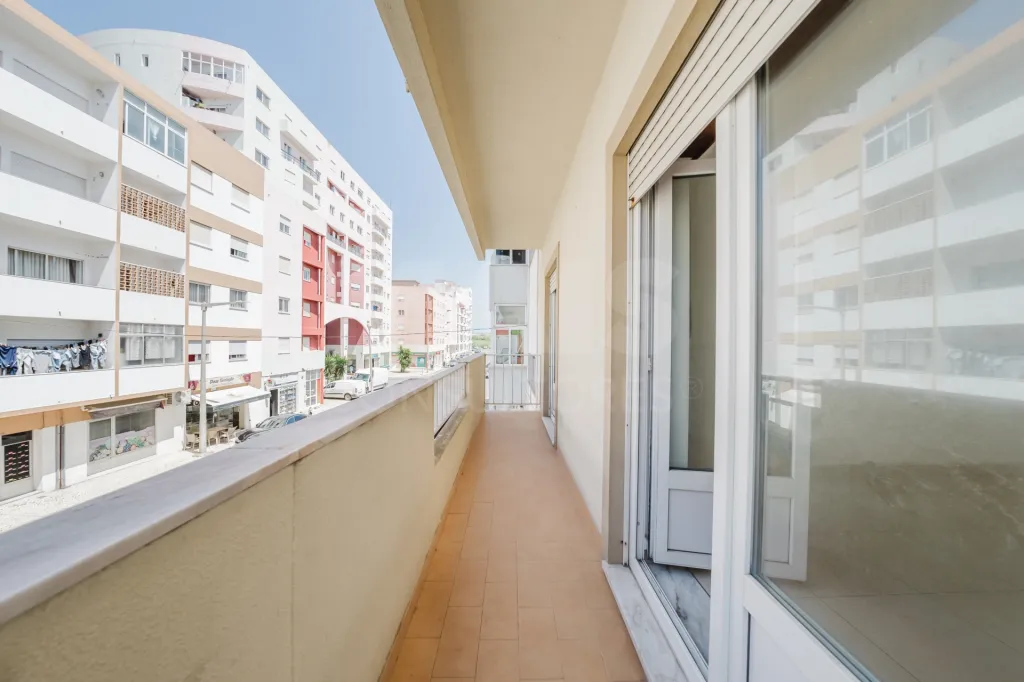 Apartamento T3 com garagem e varanda.