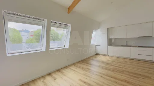 Apartamento T4 Totalmente Remodelado | Centro da Lourinhã | Espaço, Elegância e Conforto