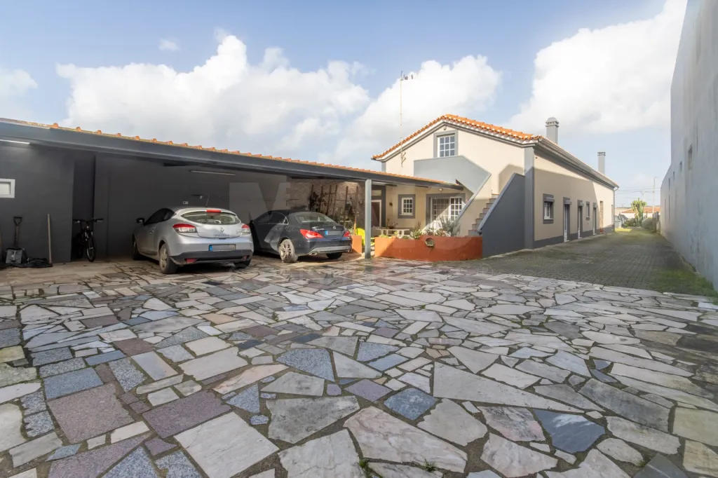 Moradia térrea T4 com anexo e 5.000 m2 de terreno em Geraldes