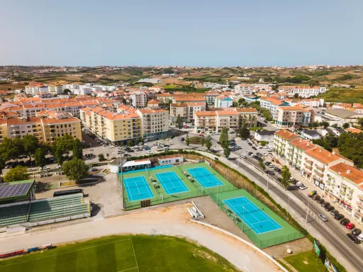 Spacious 3-Bedroom Apartment in Downtown Lourinhã with a Balcony and Terraces