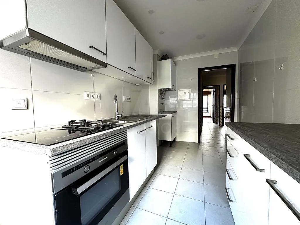 T2 Parcialmente Remodelado com Arrecadação | Brandoa