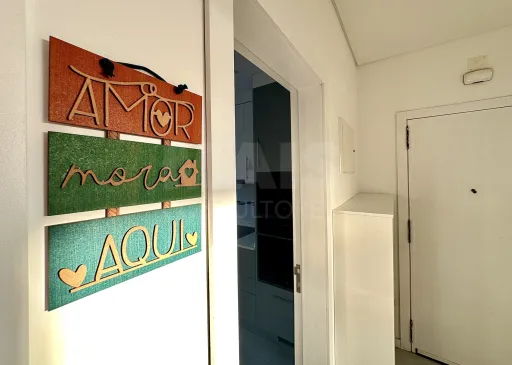 T2 Totalmente Renovado com varanda, arrecadação e ACs em Trajouce, Cascais