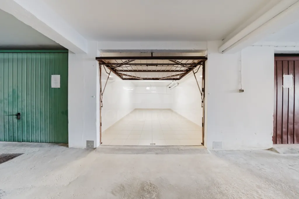 CLOSED GARAGE - PENICHE (Near the beach)