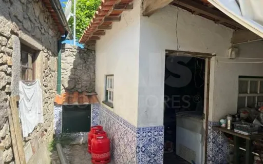 Moradia térrea em pedra pronta a habitar, próxima da praia de Vila Praia de Âncora