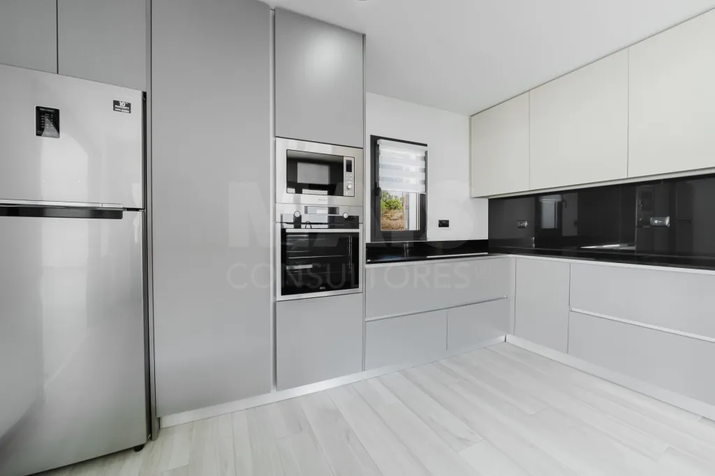 3 bedroom detached house with garage on 565m2 plot in Bidoeira de Cima