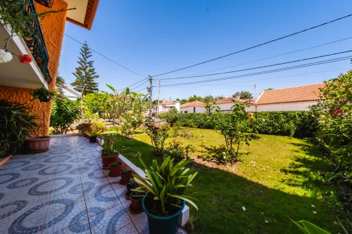 Moradia com charme e privacidade inserida em lote de 1400m²