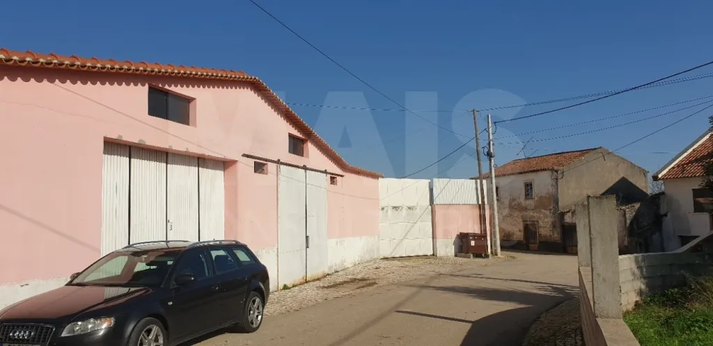 Moradia V 4 + Armazém + Casa Térrea de 45m2 em CASAIS ROMEIROS Santarém