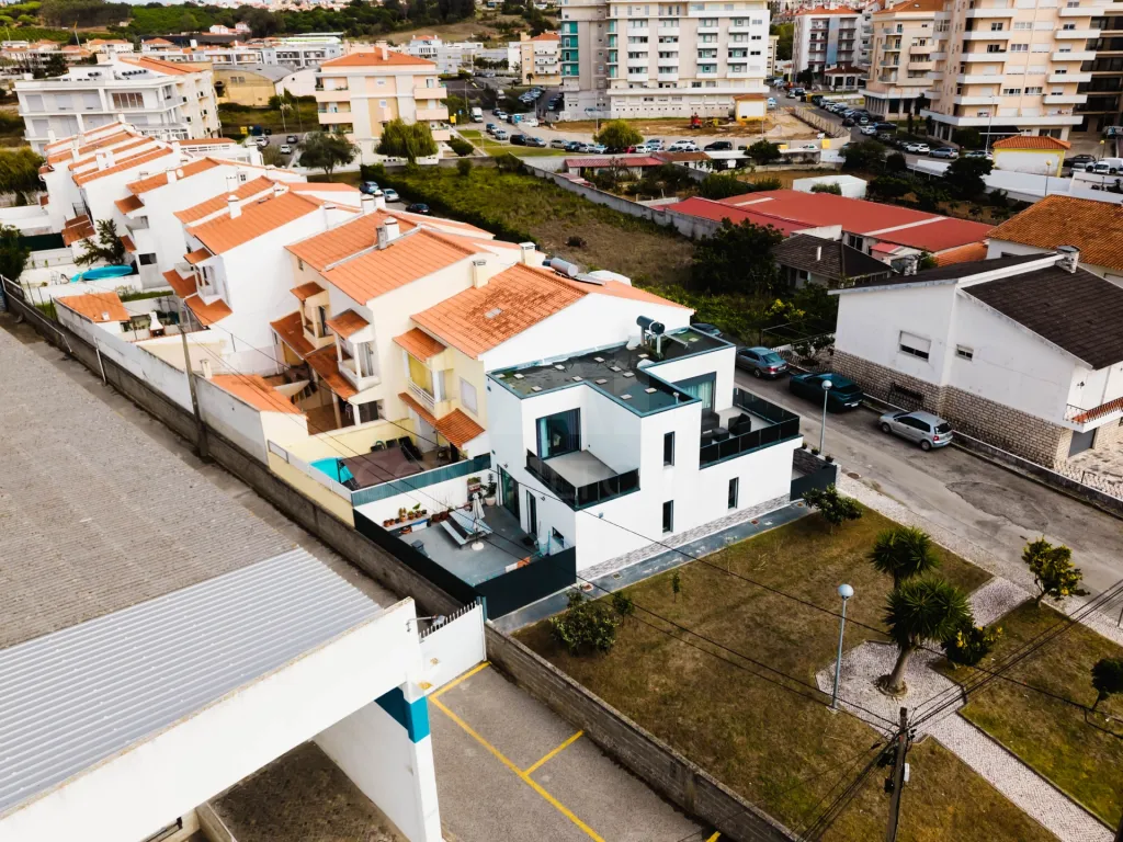 NÃO PUBLICAR Moradia T3 Semi-Nova no centro da cidade com garagem e terraço privativo