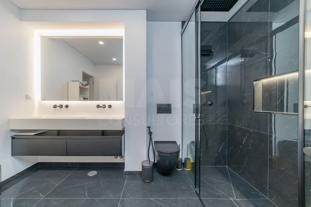 Apartamento T4 Remodelado | 210 m² | Parqueamento e Arrecadação