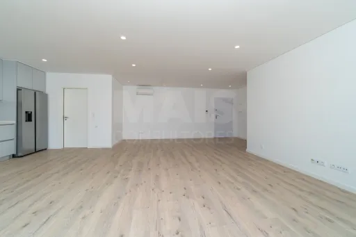 T3 Premium Seminovo com Varanda Excecional – Garagem - Elevador - Acesso Privilegiado a Lisboa