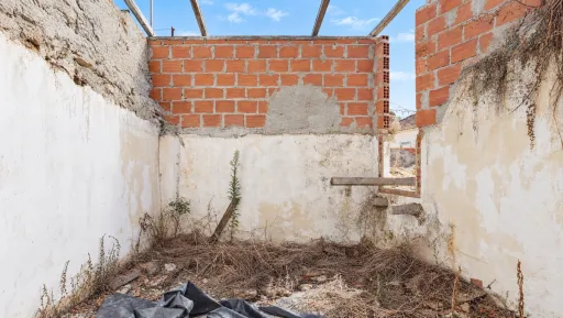 🏡 Great Opportunity! 2-Bedroom House in Ribafria, Ready for a Complete Renovation