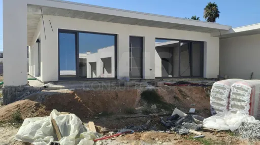 Moradia Contemporânea T4 com Suite Master, Piscina de Água Salgada, Garagem e Acabamentos Premium !