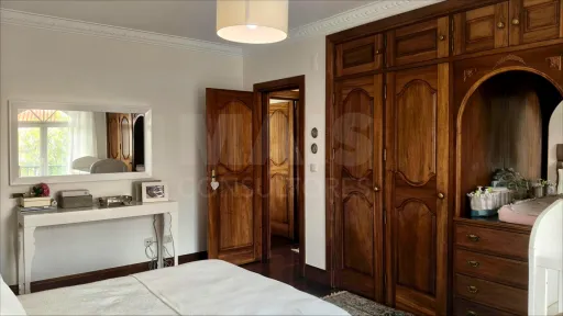 Moradia T5 de Prestígio com Vista Mar, Terreno de 2.075 m² e Detalhes Artísticos Exclusivos