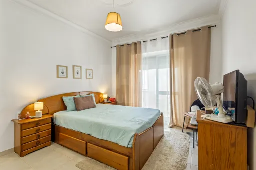 Apartamento T2 com sótão 80m2 aproveitável — Buraca