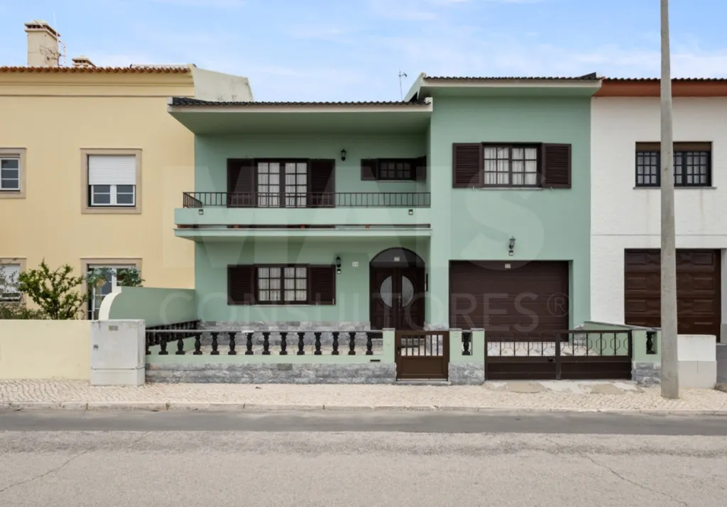 Moradia T4 com cave, garagem e quintal no centro de Peniche