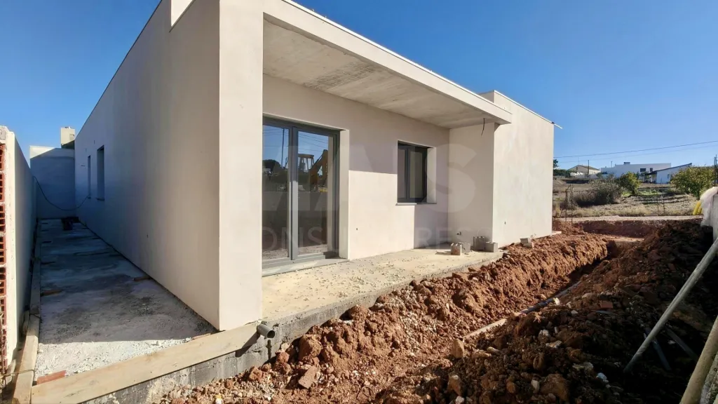 Moradia Térrea T4 com Suite Master, Piscina de Água Salgada, Garagem e Acabamentos Premium !