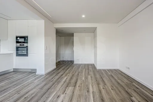 Apartamento T3 totalmente remodelado na Póvoa de Santa Iria com parqueamento