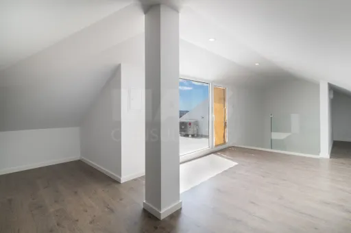 Moradia Geminada T4 + 1 com Piscina Famões
