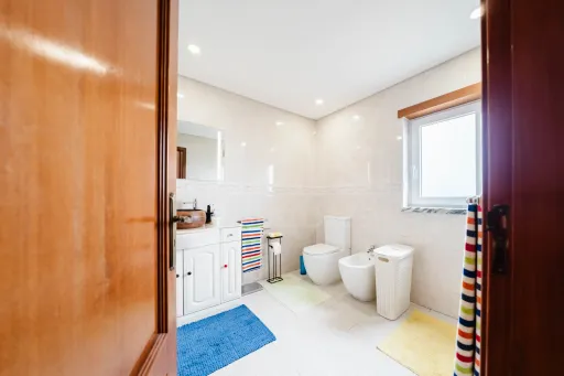 Moradia exclusiva com piscina aquecida, suite, garagem e jardim deslumbrante