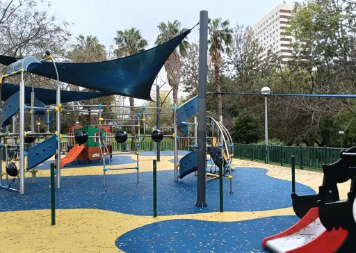 Um dos vários parques infantis no Jardim Almeida Garret