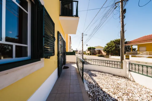 Moradia T3+1 pronta a habitar | Garagem fechada, pátio com churrasqueira e a 5 min das praias !