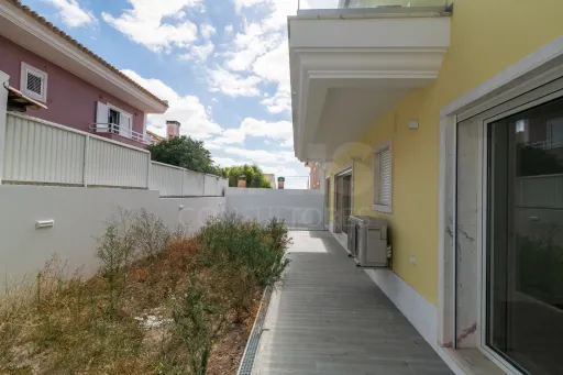 Moradia Geminada T4 + 1 em Famões