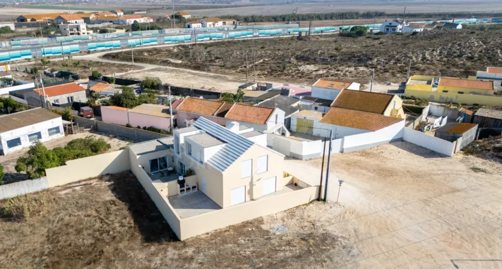 Moradia T2 com quintal e vista mar junto aos Supertubos