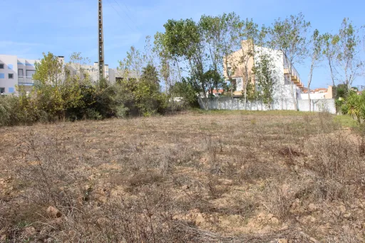 Terreno rustico inserido na sua totalidade na malha urbana.