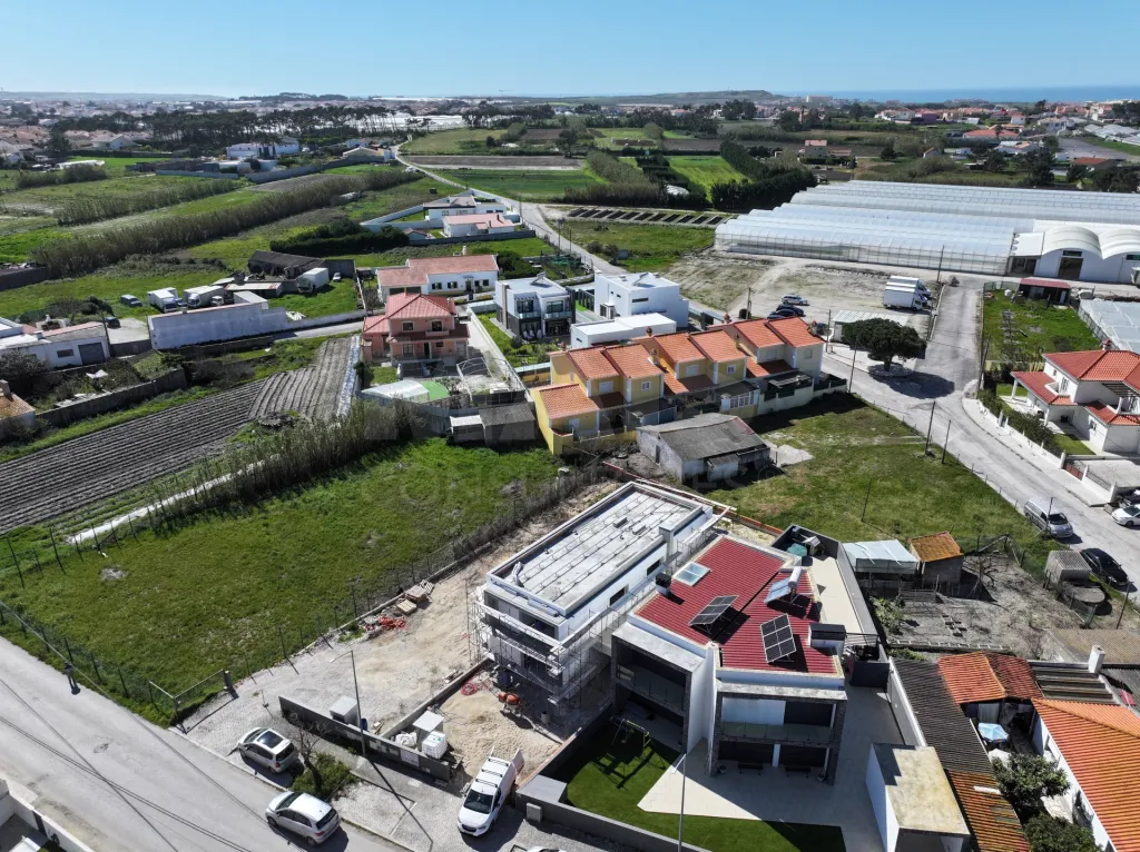 Moradia T4 c/ 1 Master Suite + 2 Suites, Jardim & Parqueamento !