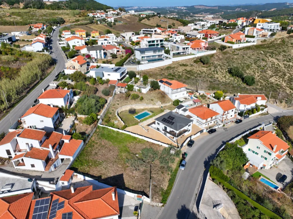 Lote Urbano c/ 464m2 e Proj. para Moradia T4 com Piscina & Vista Desafogada | VARATOJO