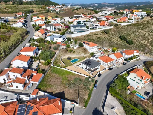 Lote Urbano c/ 464m2 e Proj. para Moradia T4 com Piscina & Vista Desafogada | VARATOJO