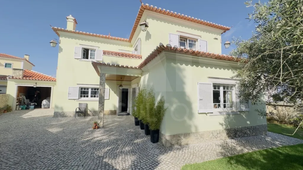 Exclusiva Moradia T4 com Jardim Privativo e Garagem | A minutos da Praia da Foz do Lizandro e da Ericeira