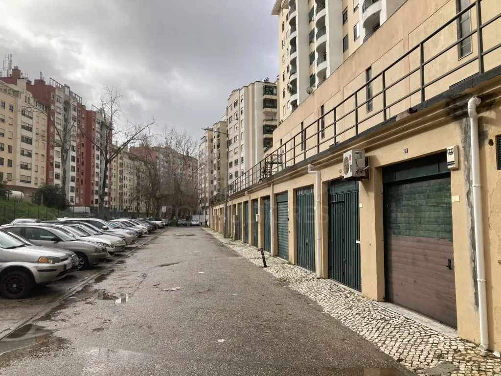 Armazém como novo com 83 m2