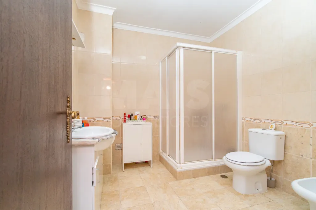 4-Bedroom House in Downtown Samora Correia
