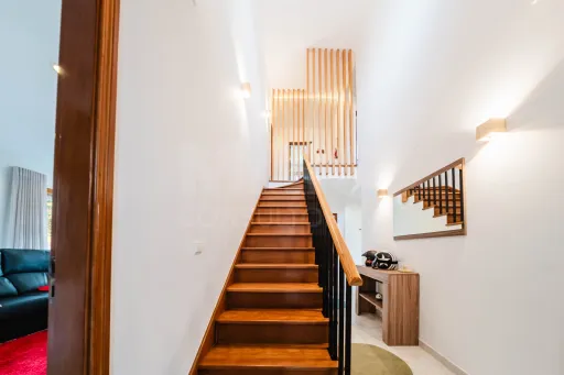 Moradia exclusiva com piscina aquecida, suite, garagem e jardim deslumbrante