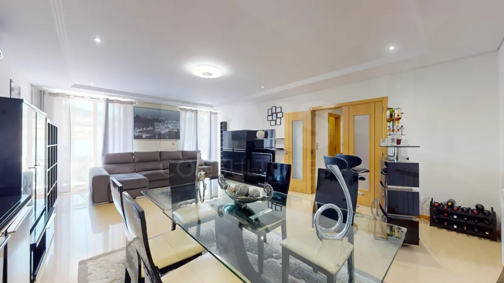 Apartamento T3 com garagem e arrecadação - Caneças