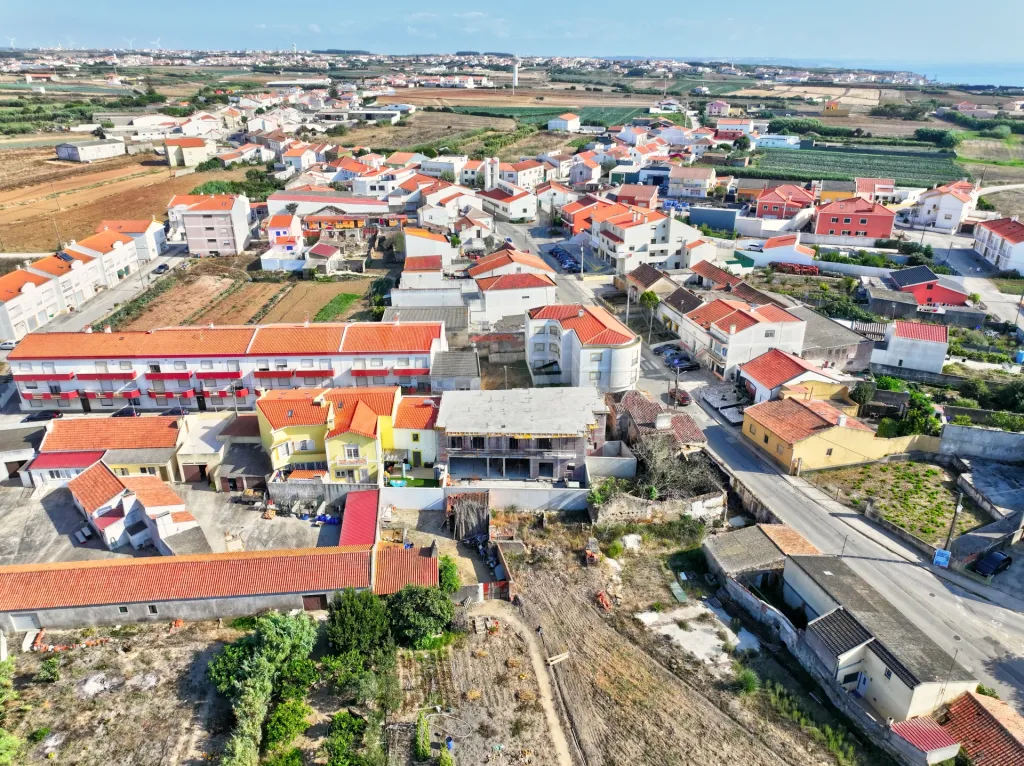 Apartamento T2 com Varanda & Parqueamento Privado, a 1 km da Praia da Consolação | Atouguia da Baleia – Peniche