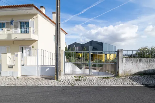 Two plots of urban land in Famões