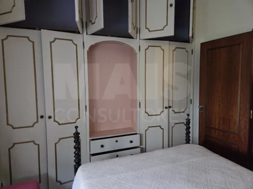 Moradia T3 com Jardim, Anexos e Enorme Potencial – Moitas Vendas