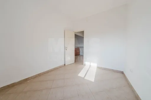 Prédio no centro de Peniche – com comércio e habitação, vista mar