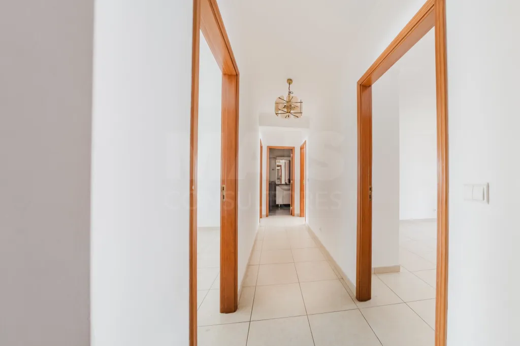 Apartamento T3 com garagem e varanda.